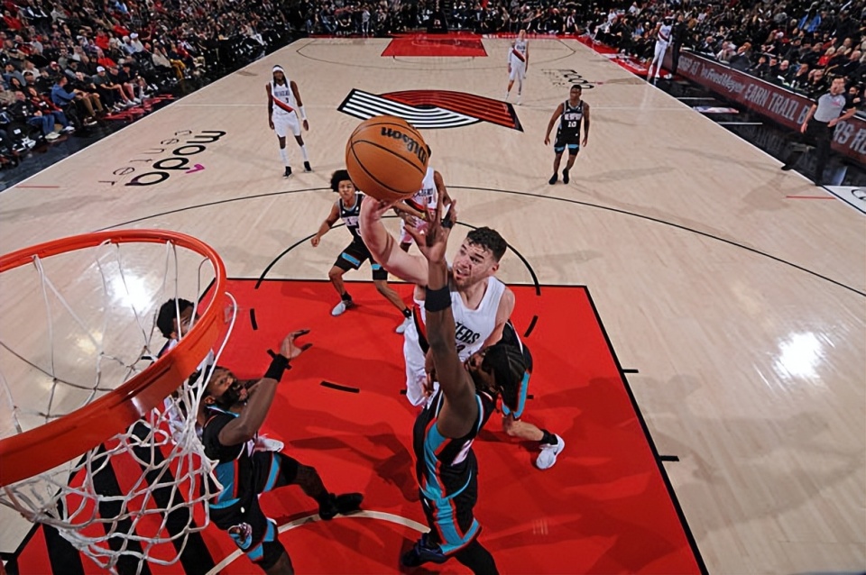 中欧体育赛事-风云突变孟菲斯灰熊集结日外线爆发冲刺阶段洛杉矶快船队长鼓劲，网友：费城76人围绕NBA季后赛战术微调的简单介绍