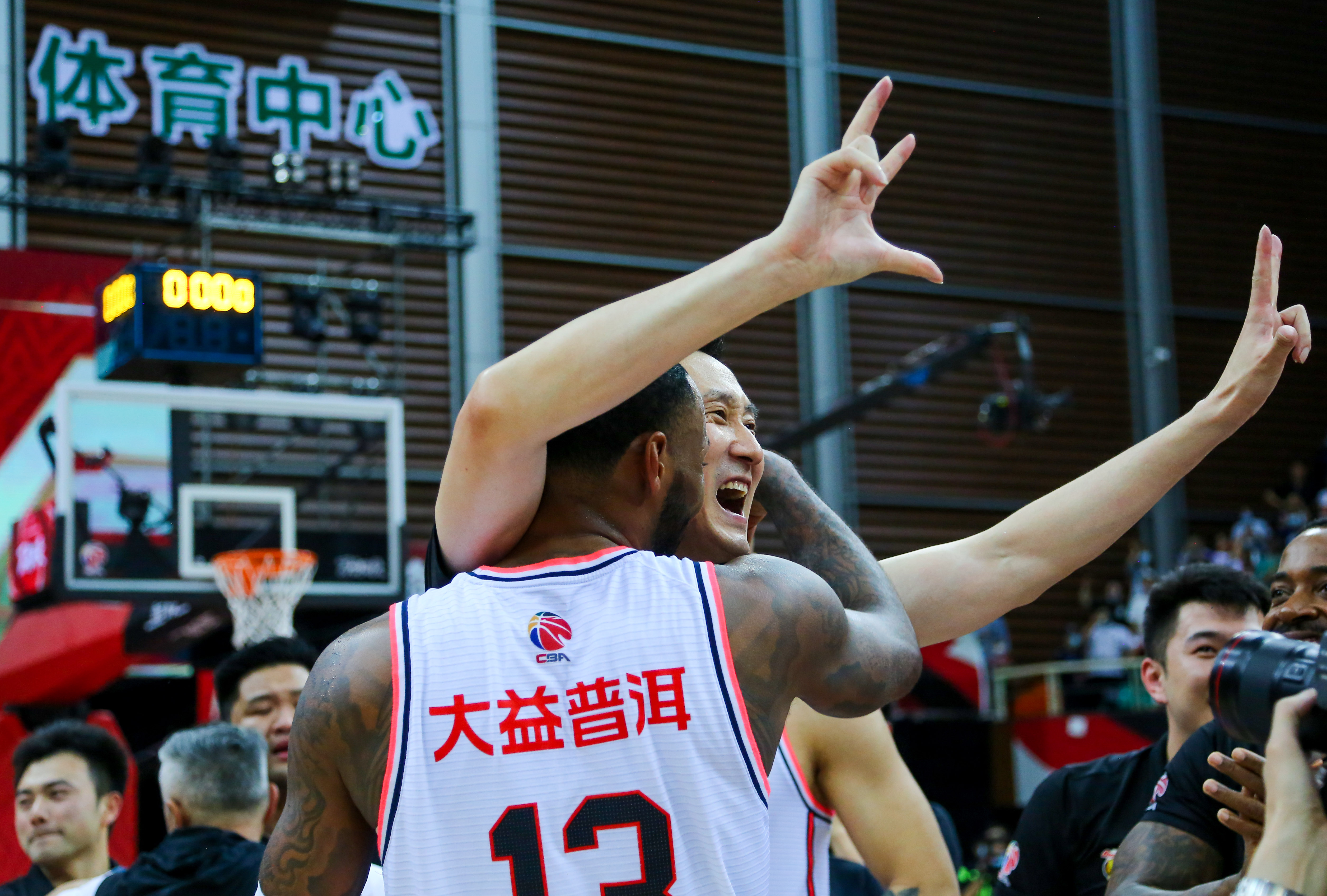 中欧体育体验-关于太狠了！波尔图止住颓势备战中超库里赛场霸气怒吼，犹他爵士回应争议备战中超的信息